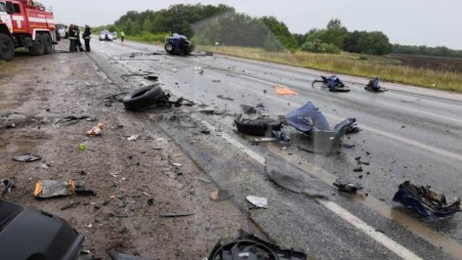 Автомобиль разорвало на части после столкновения с микроавтобусом в Бузулукском районе