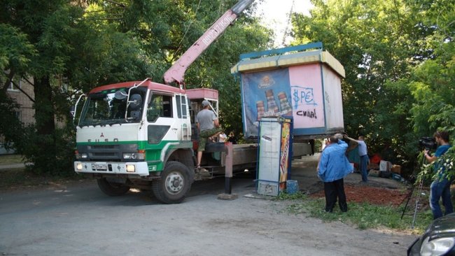 В Бузулуке самовольно установленный киоск перенесут в место хранения