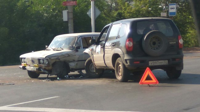 В Бузулуке столкнулись Chevrolet Niva и «ВАЗ-2106»
