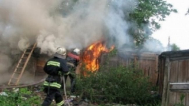 В Бузулуке сгорело 140 квадратных метров надворных построек