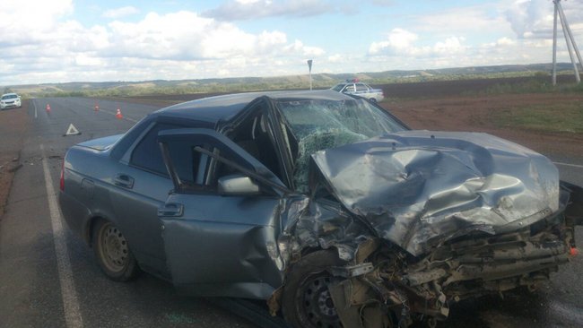 В Бузулуком районе на трассе столкнулись «Тойота Прадо» и «Приора»