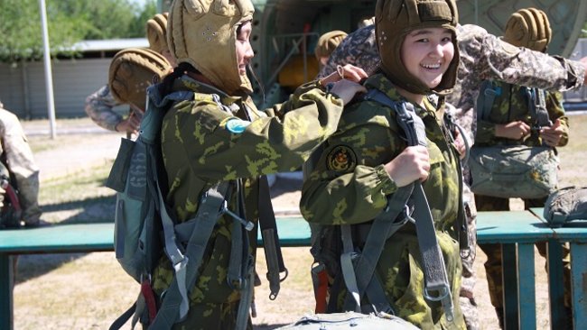 В Бузулуке юнармейцы совершили прыжки с парашютами