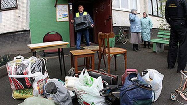 Жителя Бузулука за неуплату выгнали из квартиры