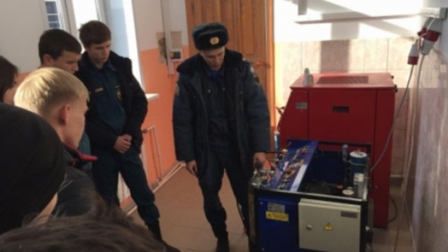 Студентов Бузулукского колледжа учили тушить пожар 