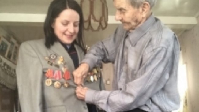 В Бузулуке следователи поздравили ветерана ВОВ с наступающим Новым годом 