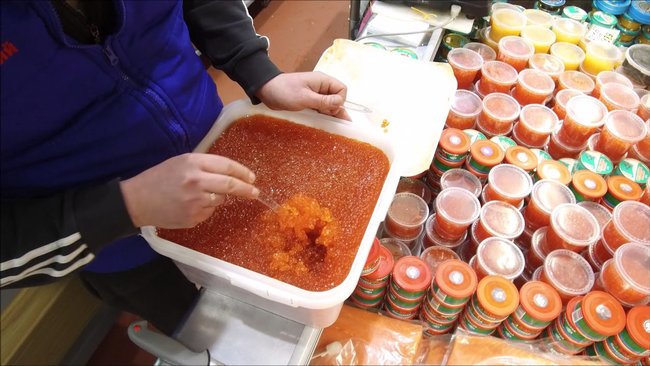 Бузулучанам предлагали купить красную икру сомнительного качества 