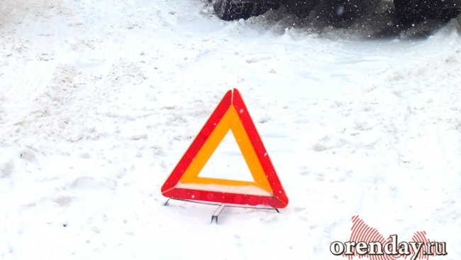 В Первомайском районе на трассе автомобиль налетел на ограждение и перевернулся