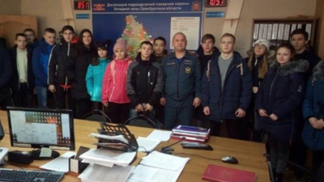 В Бузулуке пожарные провели учебное занятие для студентов