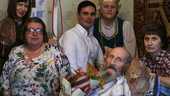 В Бузулуке, в честь памятной даты, ветерану ВОВ показали выездной концерт 