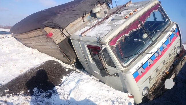 Под Бузулуком из «снежного плена» вызволяли КамАЗ