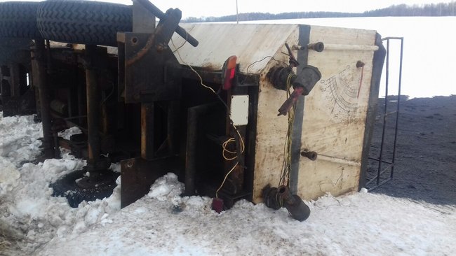 Под Бугурусланом нефтевоз опрокинулся в кювет