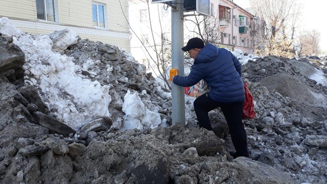 Жителям Бузулука к новому светофору приходится пробираться по сугробам