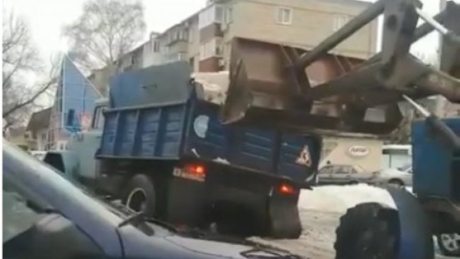 В Бузулуке в снежной каше застревает даже коммунальная техника
