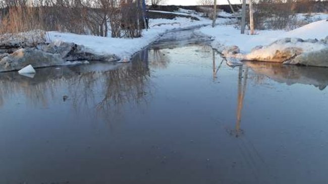 Коммунальщики в Бузулуке завалили снегом и ледышками водоотводы
