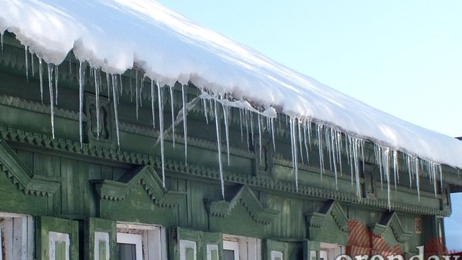 В Тоцком-2 упавший с крыши снег придавил ребенка