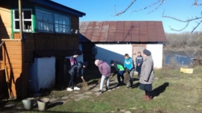 В Бузулукском районе волонтеры помогли благоустроить участок ветерана труда