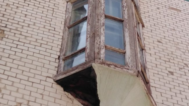 В Бузулукском музыкальном колледже демонтировали кусок штукатурки