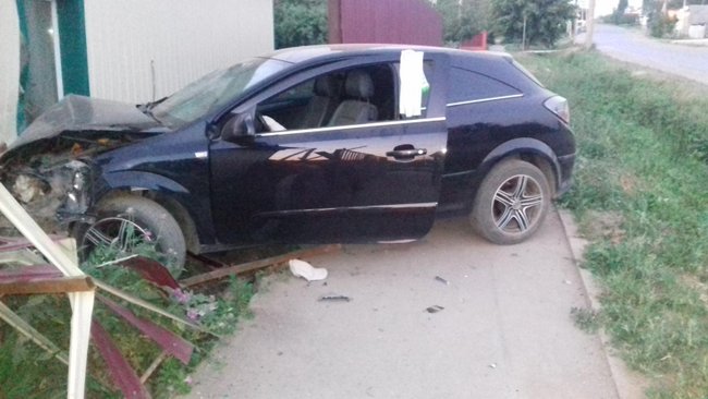 В Бугуруслане в результате ДТП автомобиль врезался в жилой дом