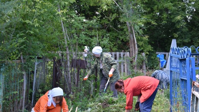 Силами волонтерского движения в Бузулуке прошла уборка старого кладбища