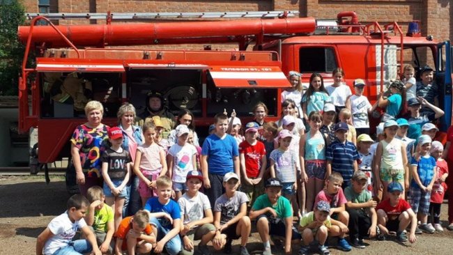 В детском лагере Бузулука пожарные обучали ребят основам пожарной безопасности