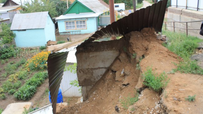 В Бузулуке на участок жилого дома упали бетонные плиты