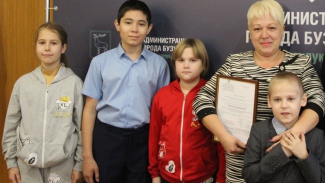 Многодетная бузулукская семья стала обладателем сертификата на жилье