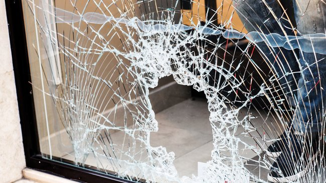 В Бузулуке мужчина, разбив оконное стекло, получил смертельную рану