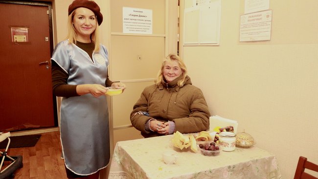 Бузулукские сестры милосердия кормят бездомных 