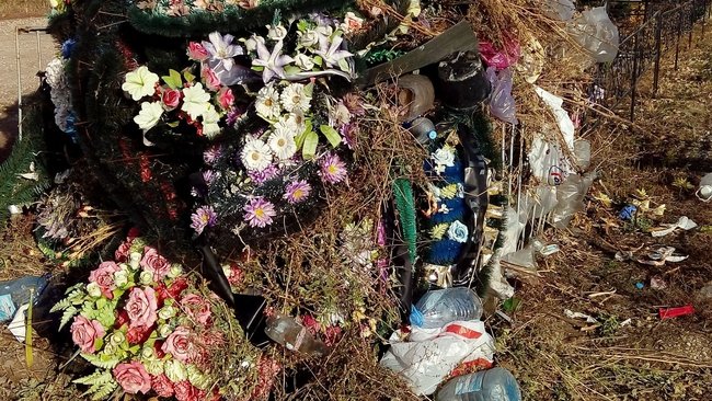 Бузулучане требуют вывезти мусор с местного кладбища