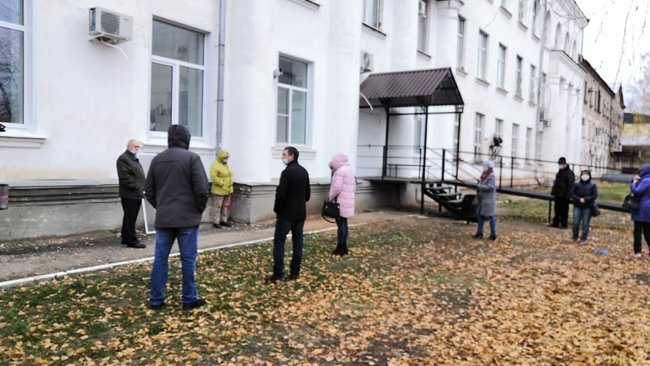 В Бузулуке люди мёрзнут на улице в очереди на КТ 