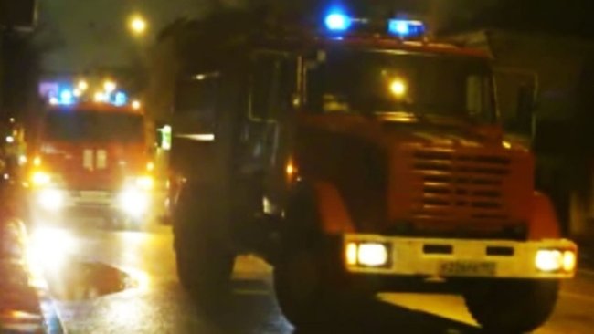 В Бузулуке семеро пожарных тушили автомобиль