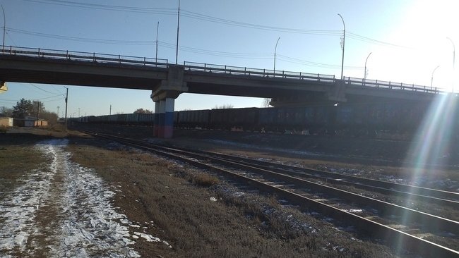 В Бузулуке под виадуком поезд сбил человека (18+)