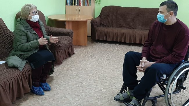 Инвалид-колясочник, у которого сгорел дом, обратился за помощью 