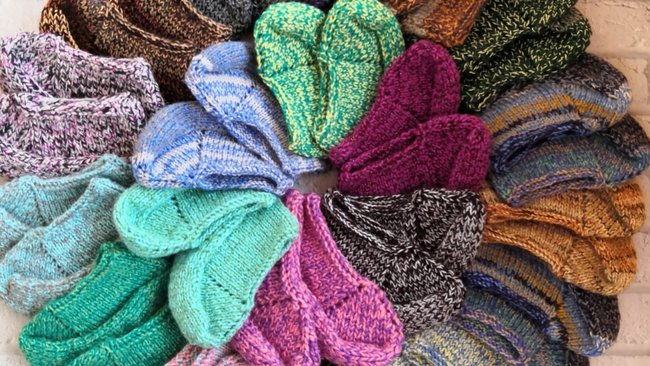 20 пар следков связала бузулучанка для одиноких пациентов больницы 