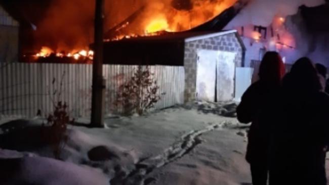 В Бузулуке дотла сгорел жилой дом, без крыши над головой осталась семья с тремя детьми