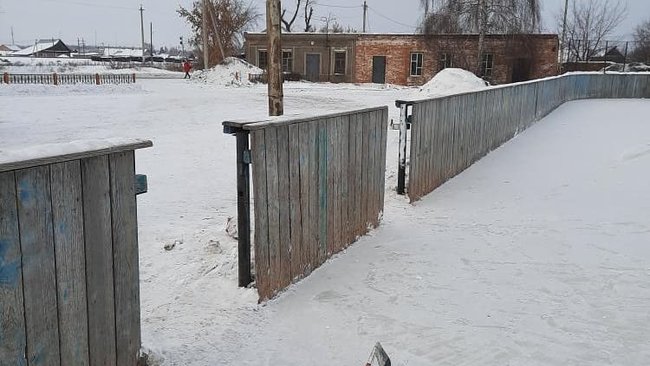 В Бузулукском районе жители просят отремонтировать хоккейную площадку 