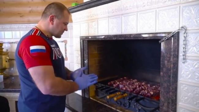 Оренбургский министр спорта устроил рождественский ужин для врачей 