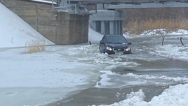В Бузулуке снова вытаскивали машину из реки