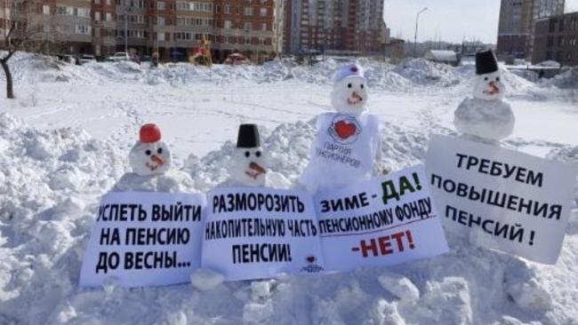 В Оренбуржье на митинг «вышли» снежные бабы  