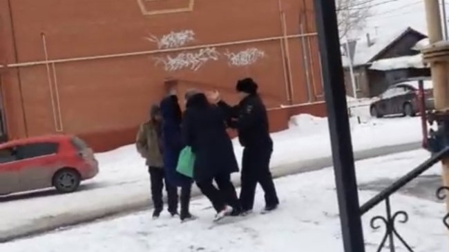 В Бузулуке обсуждают полицейского, напугавшего женщину 