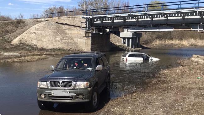 Под мостом в Бузулуке волонтеры вытаскивали водителя из воды 