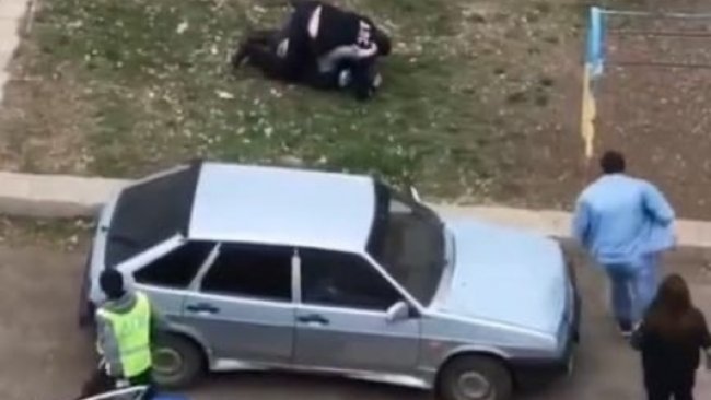 В Оренбурге мужчина с топором гонялся за прохожими (18+)