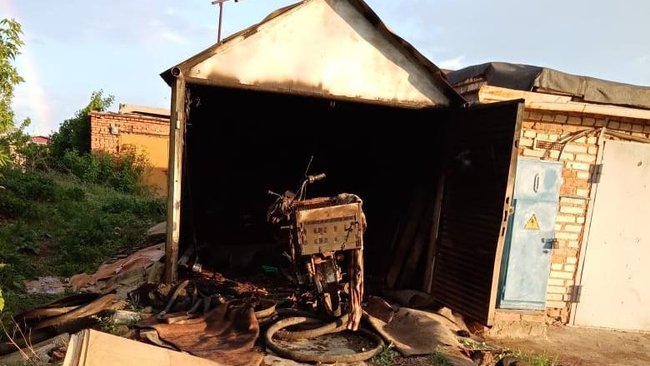 Вчера в Бузулуке сгорел гараж с двумя мопедами