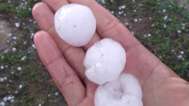 В соседнем районе прошёл град размером с куриное яйцо