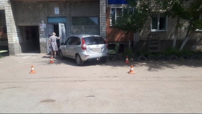 Бузулучанка, желая припарковаться в теньке, наехала на ребенка