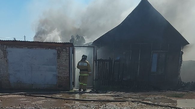 В Бузулуке сгорел двухквартирный дом 