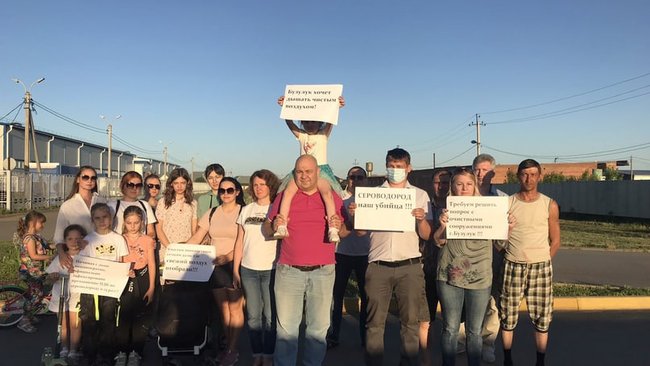 В Бузулуке люди вышли на улицу с плакатами