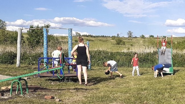 В Новой Казанке всё-таки начали устанавливать детскую площадку