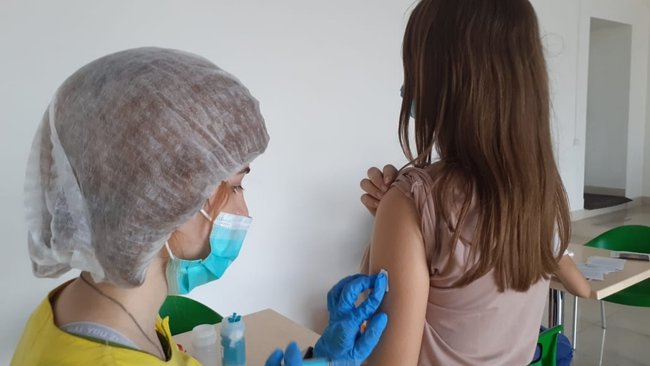 Бузулучан начали прививать в торговом центре 