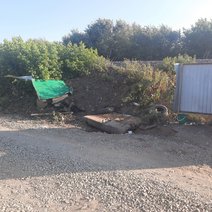 В Бузулуке водитель протаранил мусорную площадку и забор частного дома
